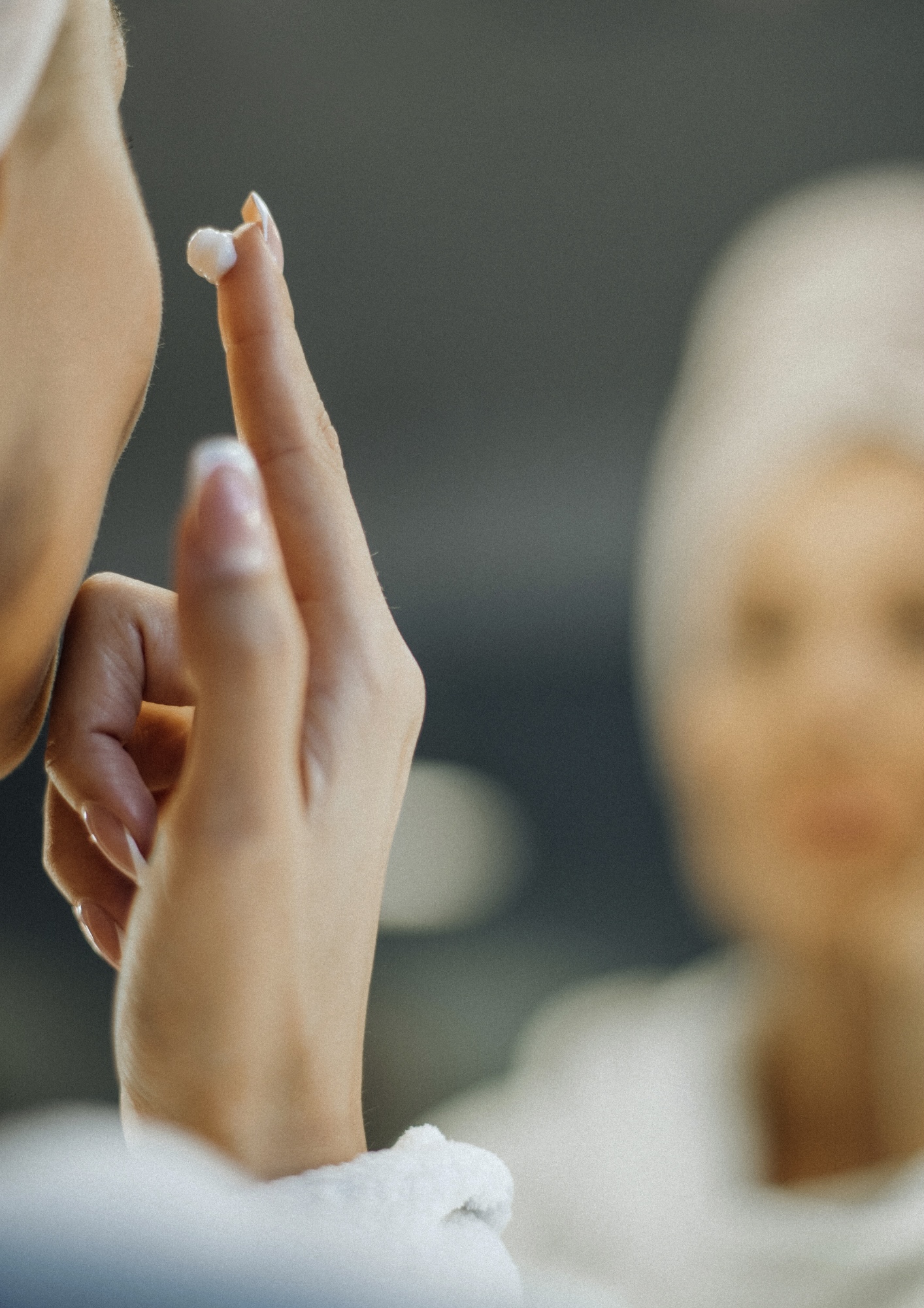 Contour de l’œil : pourquoi faut-il toujours appliquer son soin de l’extérieur vers l’intérieur ?