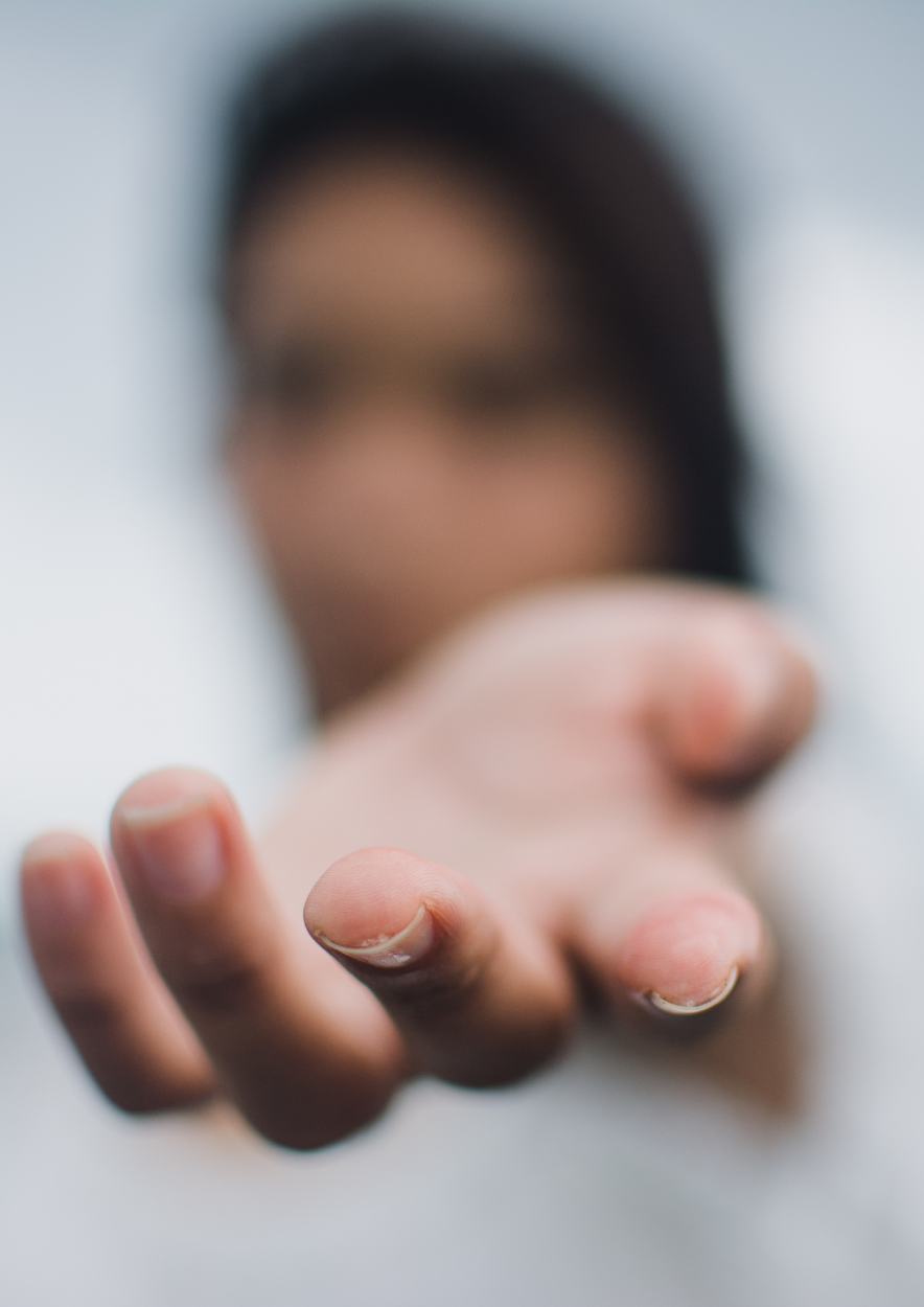 Femme au visage flouté tendant la main, illustration de l’équilibre hormonal et de l’approche holistique de la méthode minceur Vanessa BD.