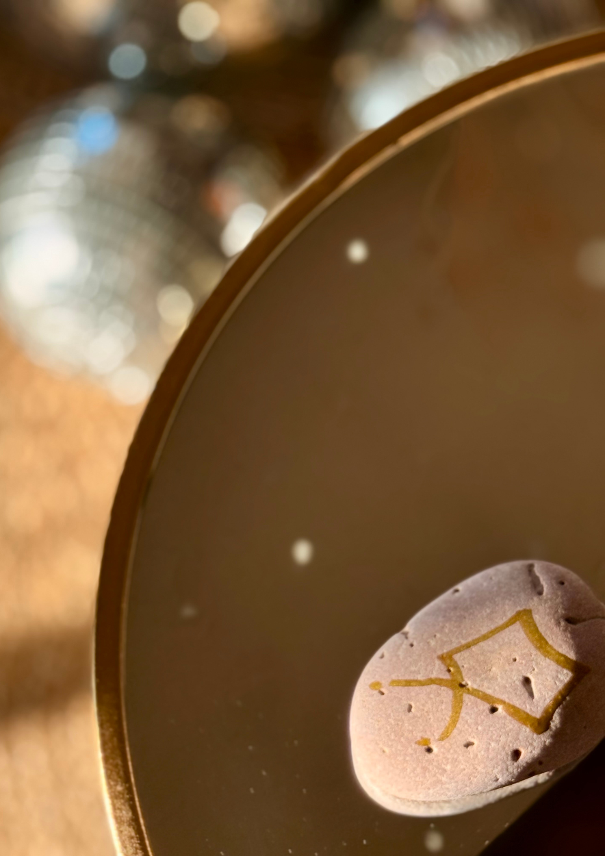 Sigil dessiné sur un galet pour ostara