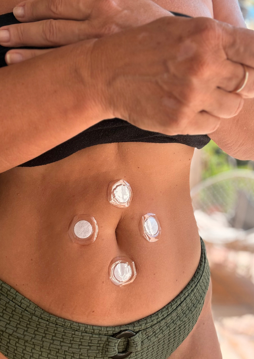 Positionnement des patchs LifeWave du protocole Ventre Plat sur l’abdomen : SP6 Complete à gauche du nombril, Glutathione à droite, X39 et Aeon au-dessus et au-dessous du nombril.